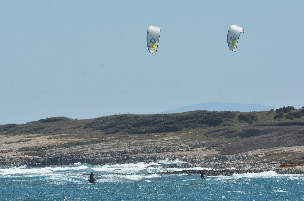 Surferi i kitesurferi u uvali Kuje u Ližnjanu (Danilo MEMEDOVIĆ)